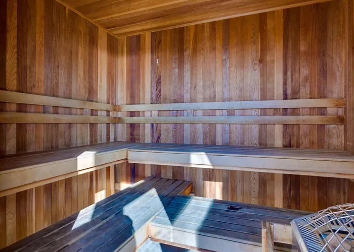 Gulf-front W Expansive Balcony Ac Wifi & Shared Pools Hot Tubs & Gym